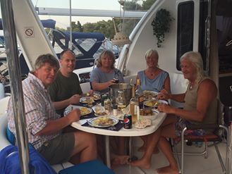 Vi var heldige og bli invitert på middag hos Asbjørn og Johanne - og vi fikk servert Hilde's absolutte livrett... FÅRIKÅL!!!!